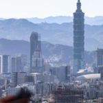 Alex Honnold scalda la Taipei 101 di notte: free solo in diretta su Netflix