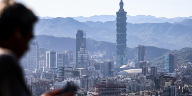 Alex Honnold scalda la Taipei 101 di notte: free solo in diretta su Netflix