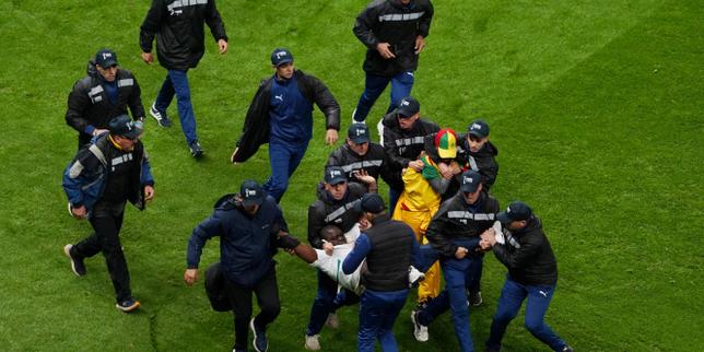Invasione di 1.000 tifosi senegalesi sul campo nella finale CAN: la partita prosegue senza interruzioni