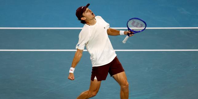 Alex de Minaur, favorito all'Australian Open, affronta Carlos Alcaraz nei quarti di finale