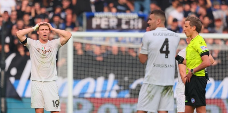 Napoli in crisi: decisioni arbitrarie contro Milan e Atalanta, e il confronto con l'arbitro Chiffi