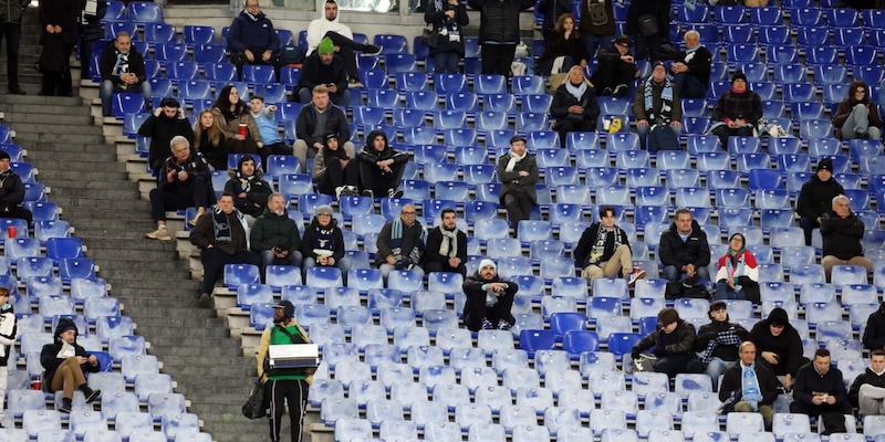 Lazio incertezza: 3.400 biglietti venduti, l'Olimpico deserto e i tifosi a Ponte Milvio