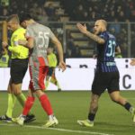 Tifoso Inter in condizioni critiche dopo aver lanciato un ordigno contro Audero