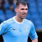 Romagnoli torna in titolare per la Lazio: la controversia con Al‑Sadd risolta