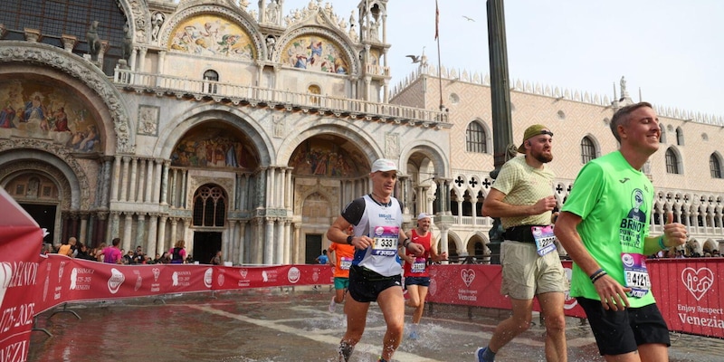 Venicemarathon 40ª edizione: 7.800+ iscritti, più della metà stranieri, e l'hashtag #runlikealion