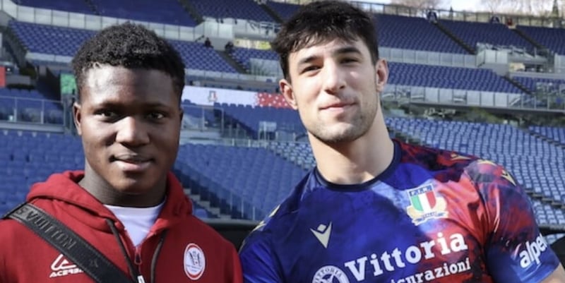 Soule, giovane calciatore ivoriano, incontra il suo idolo Menoncello: un momento di motivazione e ispirazione per la sua carriera