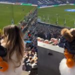 Diletta Leotta e la figlia al Veltins‑Arena: Džeko segna due gol per lo Schalke 04 in pareggio con la Dinamo Dresden