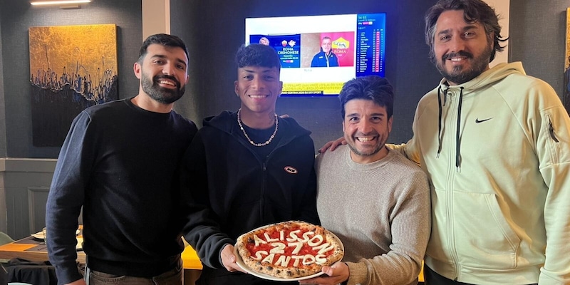 Alisson, la mamma e il fratello in lacrime dopo il gol contro la Roma: la pizza speciale che ha celebrato la vittoria