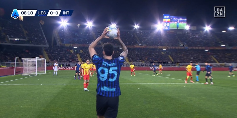 Bastoni sotto i fischi a Lecce‑Inter: Chivu lo conforta con parole di sostegno