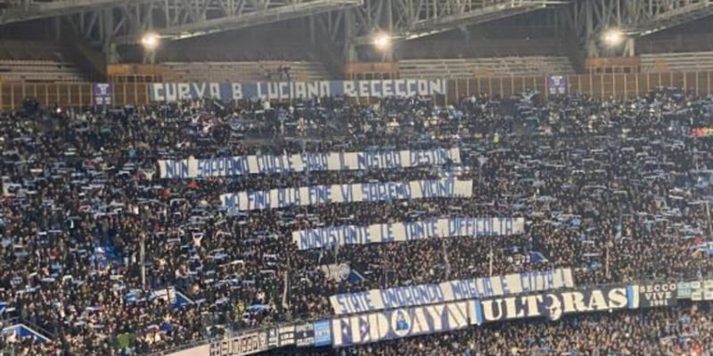 Tifosi napoletani al Maradona: banner di sostegno a Conte e alla squadra prima della Roma