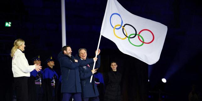 Il passaggio del drapeau olympique alla Francia: simbolo di continuità e sfide per i Giochi delle Alpi 2030