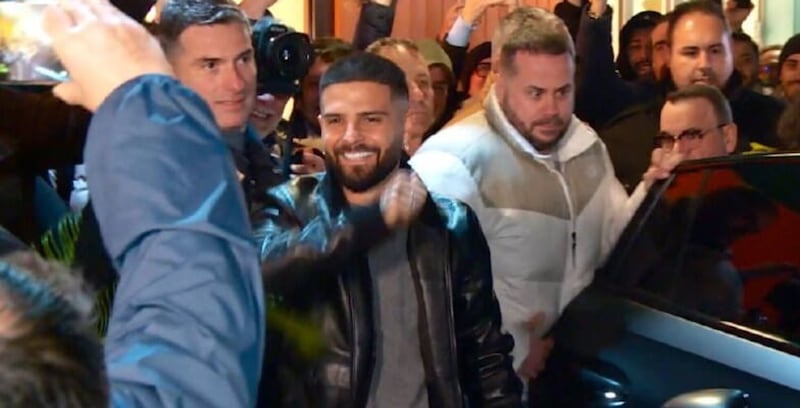 Lorenzo Insigne torna a Pescara: la squadra accoglie il capitano con applausi e entusiasmo