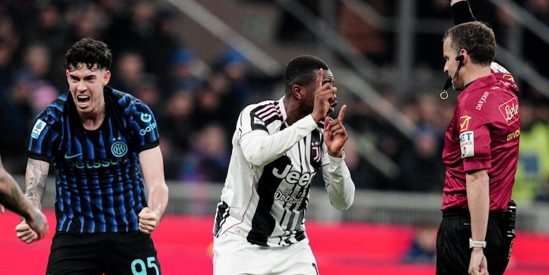 Bastoni celebra l'espulsione di Kalulu con pugni chiusi: reazioni dei tifosi