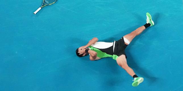 Carlos Alcaraz conquista l'Open d'Australia: più giovane a vincere tutti i Grand Slam e blocca il 25° titolo di Djokovic