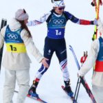Francia vince oro biathlon misto e argento skiathlon all’apertura dei Giochi 2026, mentre Lindsey Vonn cade in discesa